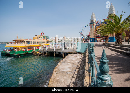 Eine Personenfähre kommt im Luna Park, Milsons Point im Hafen von Sydney. Stockfoto