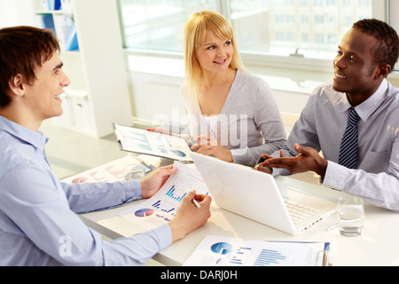 Porträt der Business Group sitzt im Büro und Kommunikation Stockfoto
