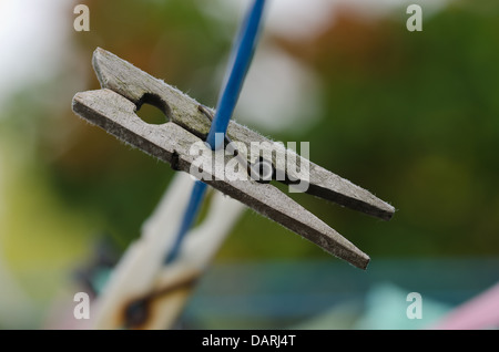 Zeile des alten neuen Holz Kunststoff Wäscheklammern auf eine Wäscheleine mit Fokus Hintergrund bereit zum Waschen einer tägliche Aufgabe Stockfoto