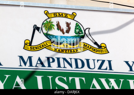 Afrika, Tansania, Sansibar, Stone Town. Nahaufnahme des Zanzibar Insignia auf Gebäude. Stockfoto