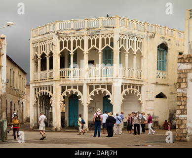 Afrika, Eritrea, Massawa, Altstadt, Gruppe von Kreuzfahrt Schiff Passagiere vor osmanischen Architekturgebäude Stockfoto