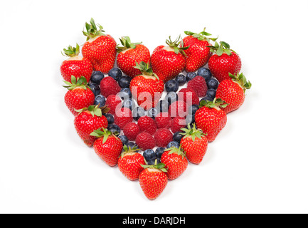 Köstliche Beeren. Erdbeeren, Heidelbeeren und Himbeeren auf weißem Hintergrund Stockfoto