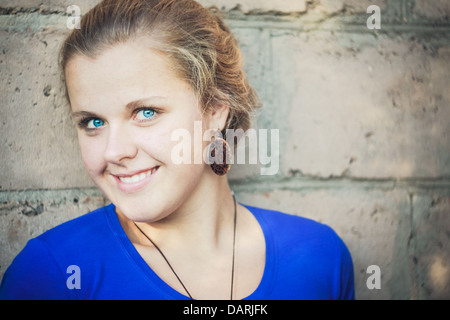 Blauäugige Mädchen in der Nähe von Mauer Stockfoto