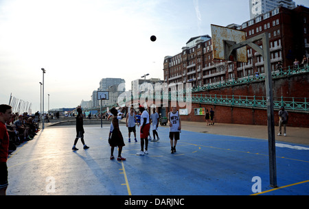 Junge Männer verschiedener Nationalitäten und Rassen spielen Basketball auf Brighton Seafront UK Stockfoto