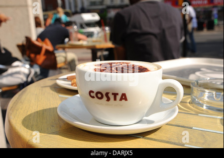Kaffee Cappuccino Tasse am Tisch draußen Costa Coffee Café Brighton UK Stockfoto