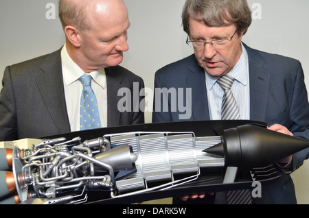 UK Regierung Wissenschaft und Hochschulen Minister David Willetts (L) mit Alan Bond von Reaktion Motoren GmbH Stockfoto