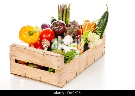 Auswahl an frischem Gemüse in einer Kiste auf weißem Hintergrund Stockfoto