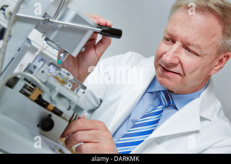 Optiker Bohren randlose Brille in seiner Werkstatt Stockfoto