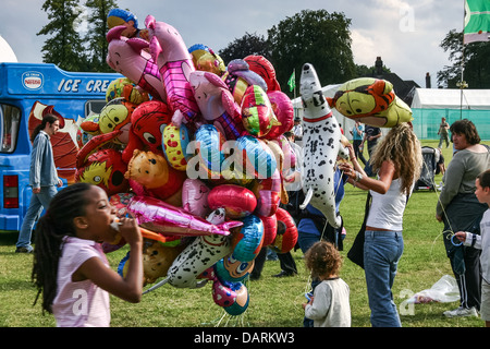 Ballon-Verkäufer verkaufen ihre Ballons im Lloyd Park in Croydon, Surrey Stockfoto