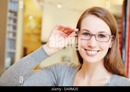Attraktive Frau mit neuen Gläsern im Einzelhandel Optiker speichern Stockfoto