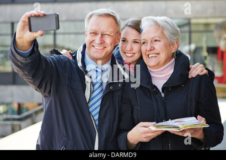 Happy Family im Urlaub nehmen Selbstporträt mit ihrem smartphone Stockfoto
