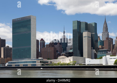 Gebäude der Sitz der Vereinten Nationen, Empire State Building und das Chrysler building gesehen von Roosevelt Island, NYC Stockfoto
