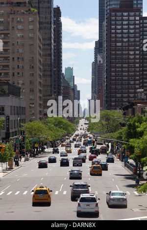 Lange Straße mit Verkehr in New York City Stockfoto