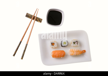 Fünf Sushi-Rollen und Stäbchen Stockfoto