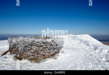 Eis bedeckt Berghütte auf Fan Brycheiniog, Camarthen Fan Twr y Fan Foel, Western Brecon Beacons, Wales Stockfoto