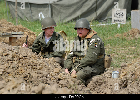 WW2-Enthusiasten in Uniform. Krieg und Frieden Wiederbelebung, Juli 2013. Folkestone Racecourse, Kent, England, UK. Stockfoto