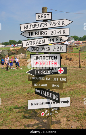 Krieg und Frieden Wiederbelebung, Juli 2013. Folkestone Racecourse, Kent, England, UK. Wegweiser Stockfoto