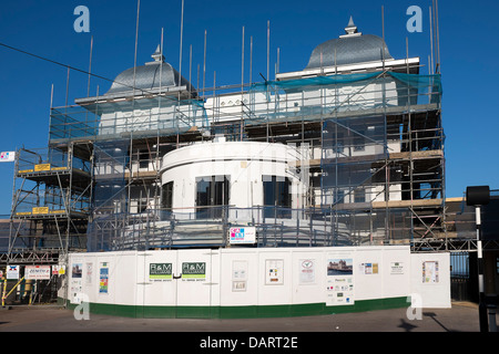 Pavillonsanierung mit Gerüsten, die das Pavillongebäude am Eingang zum Penarth Pier in penarth South Wales, Großbritannien, abdecken Stockfoto