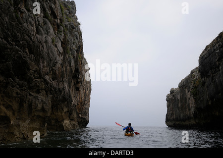 Gruppe von Menschen Kajakfahren in der Küste von Asturien, Spanien. Stockfoto