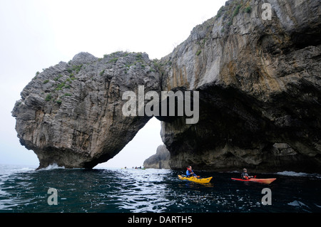 Gruppe von Menschen Kajakfahren in der Küste von Asturien, Spanien. Stockfoto