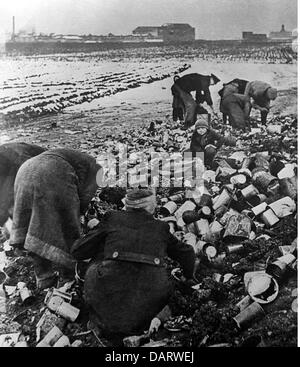 Nachkriegszeit, Elend und Not, Deutschland, Lebensmittelknappheit, Menschen suchen im Müll nach Essbarem, 1945, Zusatz-Rechte-Clearences-nicht vorhanden Stockfoto