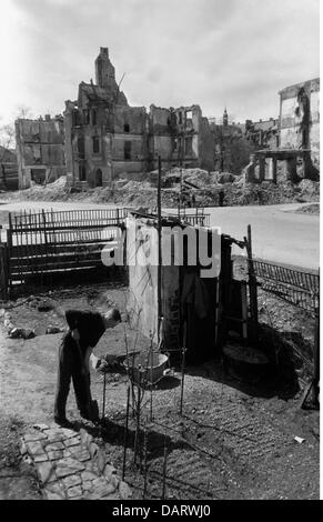 Nachkriegszeit, Elend und Not, Deutschland, Lebensmittelknappheit, Gartenarbeit unter Ruinen, 1947, Zusatzrechte-Clearences-nicht vorhanden Stockfoto