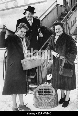 Schneider, Romy, 23.9.1938 - 29.5.1982, deutsche Schauspielerin in voller Länge, mit Mutter Magda Schneider und Hans Herbert Blatzheim am Flughafen, ca. 1957, Stockfoto