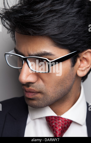 Schöner indischer Geschäftsmann mit Brille Stockfoto