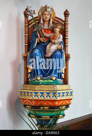 Die Statue unserer lieben Frau von Walsingham in der Pantoffel-Kapelle in Walsingham. Stockfoto