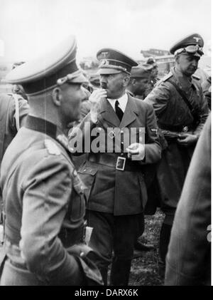 Ereignisse, 2. Weltkrieg, Polen 1939, Adolf Hitler bei einem Frontbesuch, Ende September 1939, vor General Erwin Rommel, Kommandant des Führerhauptquartiers, Zusatzrechte-Clearences-nicht verfügbar Stockfoto