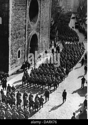 Nationalsozialismus / Nationalsozialismus, Organisationen, Sturmtruppen, (Sturmabteilung, SA), Treffen in Braunschweig, SA-Einheiten marschieren durch die Stadt, 18.10.1931, Zusatzrechte-Clearences-nicht vorhanden Stockfoto