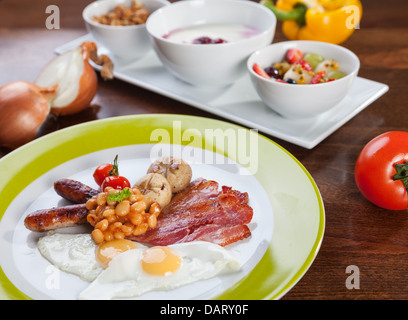 Englisches Frühstück gemacht mit Wachtelei Stockfoto