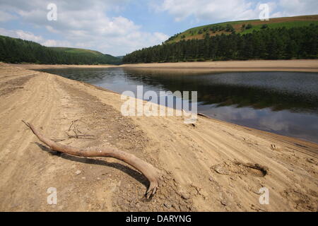 Peak District in Derbyshire, UK. 18. Juli 2013. Figuren auf Severn Trent Water-Webseite "Wieviel Wasser haben wir?"-Show, die Lagerebenen in Howden Reservoir Wasser sank von 72,7 % am 1. Juli auf 63,2 % auf 8. Juli 2013.  Neueste Zahlen zeigen ab dem 15. Juli Lagerebenen bei 53,5 %.  Nächsten Zahlen wegen 22.07.13.  Severn Trent Water Derwent Valley Coomprises drei Stauseen: Howden, obere Derwent und Ladybower. Bildnachweis: Matthew Taylor/Alamy Live-Nachrichten Stockfoto
