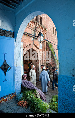 Torbogen in der Medina. Chefchaouen, Rif-Region, Marokko Stockfoto