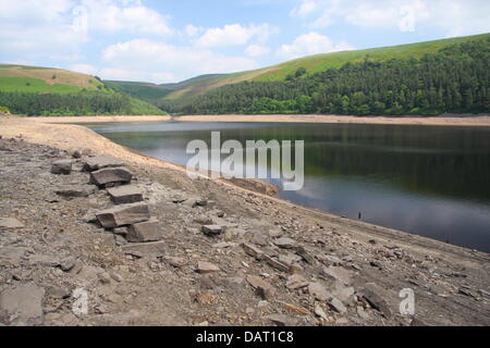 Peak District in Derbyshire, UK. 18. Juli 2013. Figuren auf Severn Trent Water-Webseite "Wieviel Wasser haben wir?"-Show, die Lagerebenen in Howden Reservoir Wasser sank von 72,7 % am 1. Juli auf 63,2 % auf 8. Juli 2013.  Neueste Zahlen zeigen ab dem 15. Juli Storaage Ebenen mit 53,5 %.  Nächsten Zahlen wegen 22.07.13.  Severn Trent Water Derwent Valley Coomprises drei Stauseen: Howden, obere Derwent und Ladybower. Bildnachweis: Matthew Taylor/Alamy Live-Nachrichten Stockfoto