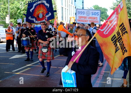 Feuerwehr Union marschieren durch London Stockfoto