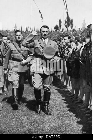 Nationalsozialismus / Nationalsozialismus, Nürnberger Kundgebungen, "Rallye der Macht", Nürnberg, 10. - 16.9.1935, Adolf Hitler in einer Formation der Hitlerjugend, dahinter: Baldur von Schirach, Zusatzrechte-Clearences-nicht vorhanden Stockfoto