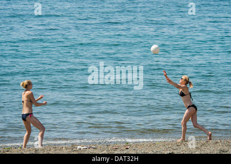 Aberystwyth Wales UK, Donnerstag, 18. Juli 2013.  Zwei Frauen spielen Sie Volleyball am Strand in der Nähe des Meeres am Aberystwyth, an der Westküste Wales, UK den Zauber von hohem Druck und mit feinen trockenen Sonnenschein und Temperaturen in den hohen 20er Jahren Celsius, soll für eine Woche oder zehn Tage weiter markieren die längste Periode des guten Sommerwetter im Vereinigten Königreich seit 2006. Warnungen im Großteil des Landes über die Gefahren von hohen Temperaturen an den jungen, Kranken und älteren Kredit ausgestellt worden: Keith Morris/Alamy Live-Nachrichten Stockfoto