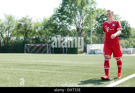 FC Bayern Bastian Schweinsteiger geht über das Spielfeld während der offiziellen Foto-Session für die Saison 2013 / 14 am Clubhaus in München, Deutschland, 18. Juli 2013. Foto: MARC Müller Stockfoto