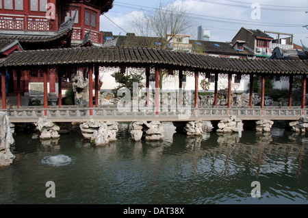 Chian, Shanghai. Ming Dynastie aus dem 16. Jahrhundert Yu Yuan Garten. Gartenteich. Stockfoto