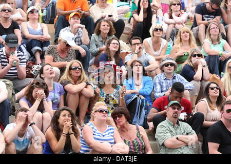 Menschenmengen saßen auf Henman Hill, Wimbledon Tennis Championships 2013 Stockfoto