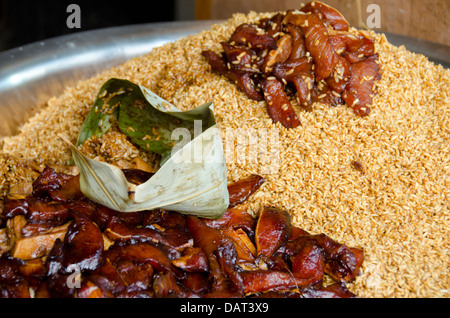 China, Stadtrand von Shanghai. Antiken Dorf Zhujiajiao. Beliebter Snack von klebrigen Schweinefleisch und Reis in Blätter eingewickelt. Stockfoto