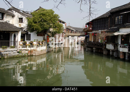 China, Stadtrand von Shanghai. Antiken Dorf Zhujiajiao. Typische Häuser entlang der schmalen Kanal. Stockfoto