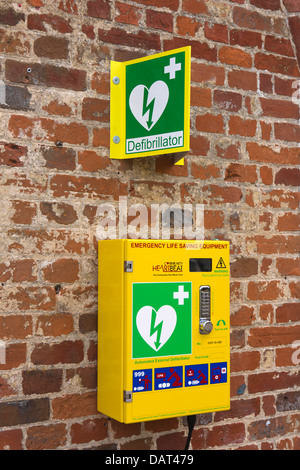 Gesundheit, Herzschlag Defibrillator Maschine neben Kennett und Avon Canal Pewsey Basin Stockfoto