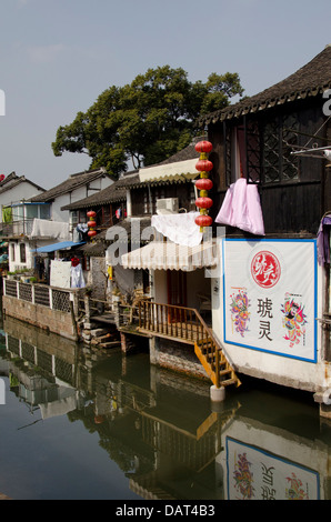 China, Stadtrand von Shanghai. Antiken Dorf Zhujiajiao. Typische Häuser entlang der schmalen Kanal. Stockfoto