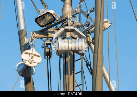 Eisen-Mast mit Takelage eines Schiffes Angeln Stockfoto