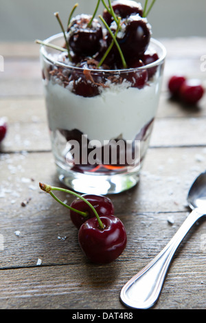 Dessert mit einer Kirsche im Glas, süße Speisen Stockfoto