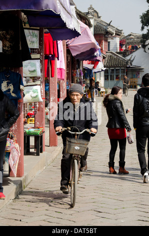 China, Stadtrand von Shanghai. Antiken Dorf Zhujiajiao. Mann auf dem Fahrrad. Stockfoto