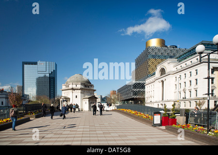 Großbritannien, England, Birmingham, Fußgänger auf der Straßenbrücke, Centenary Square Stockfoto