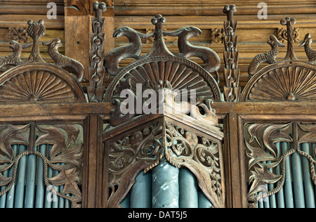 Das kunstvoll geschnitzte hölzerne Orgelgehäuse in St. Stephen's Church, Old Radnor, Powys, UK, gilt als die älteste Kirchenorgel in Großbritannien (um 1500) Stockfoto